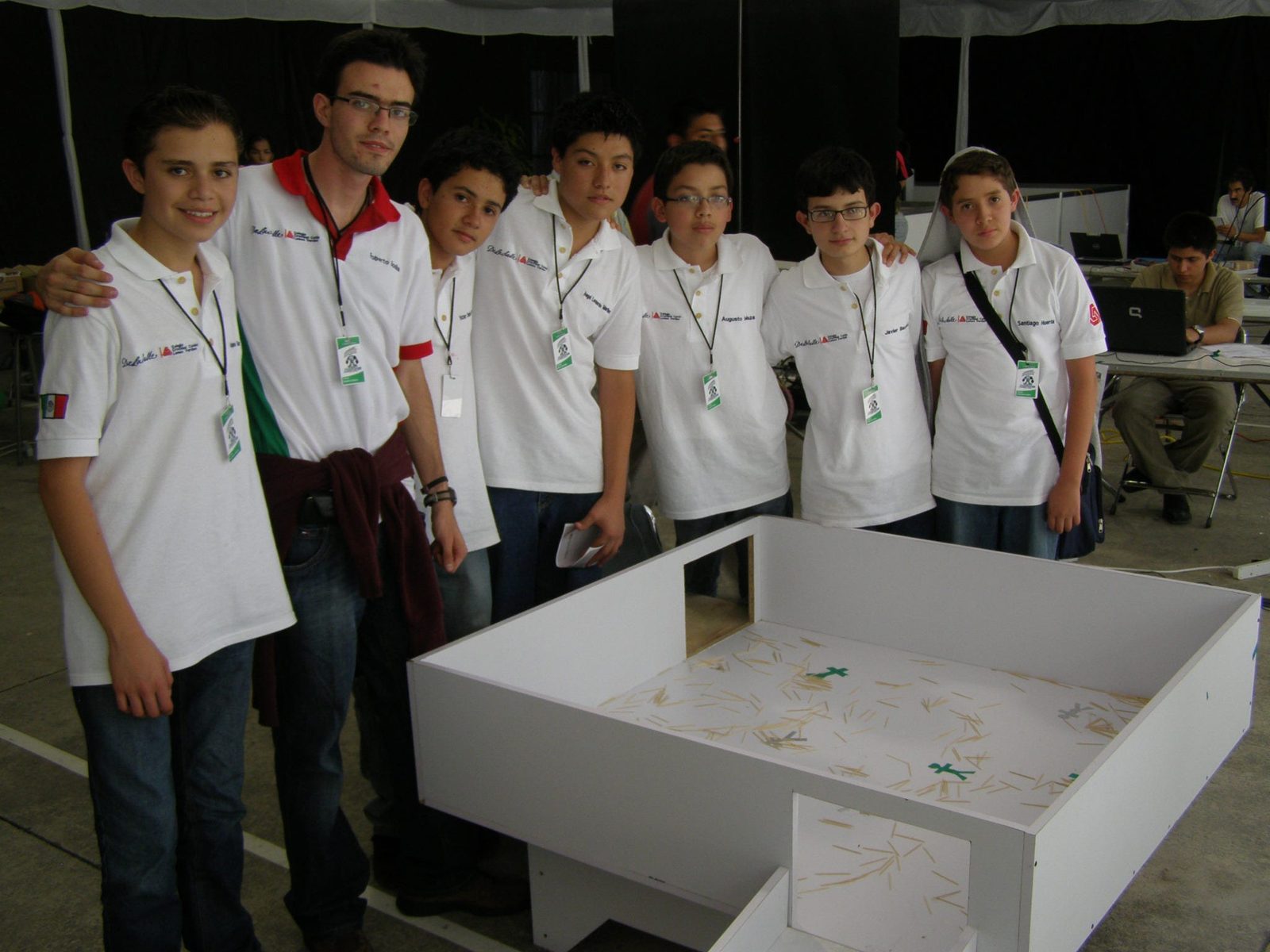 Mi equipo de 2009 desarmó su robot para ayudarme cuando el brick de mi robot de fútbol falló — años antes de presenciar aquel gesto de generosidad de 2019 que cambió mi forma de liderar, un momento que nunca voy a olvidar.